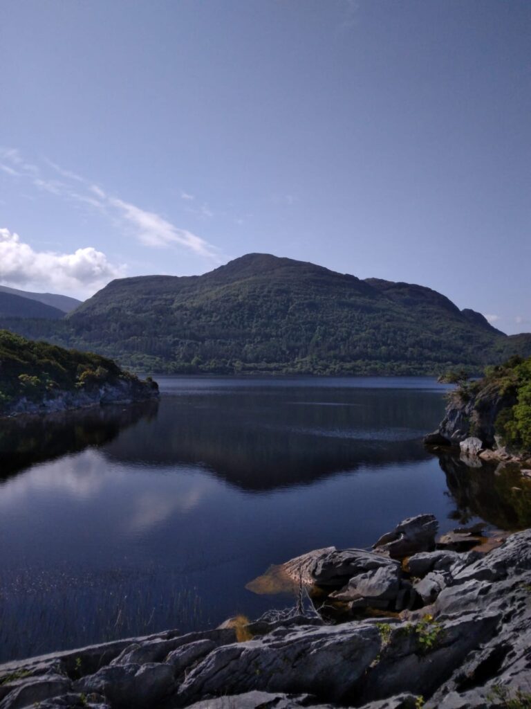 Reiseeindruck: Bergsee in der Abenddämmerung